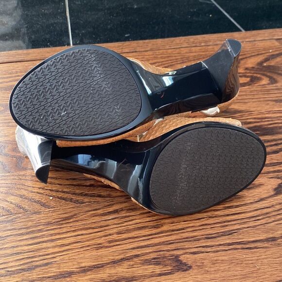 Michael Kors Women’s 9.5 Berkley T Strap Peanut Embossed Sandal Zip Up - Picture 6 of 7